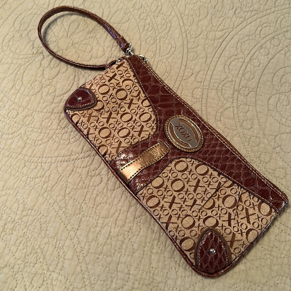 Women’s wristlet clutch purse